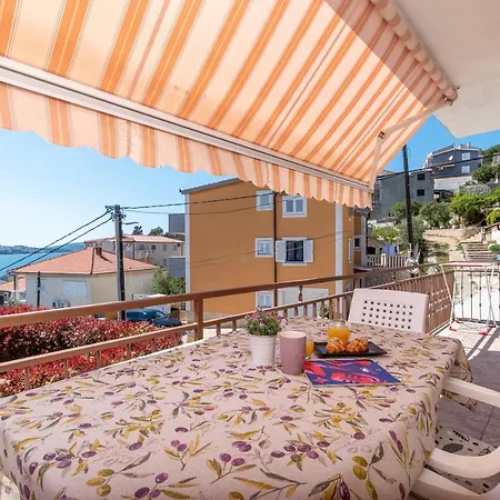 Apartment Comfortable Near The Sea